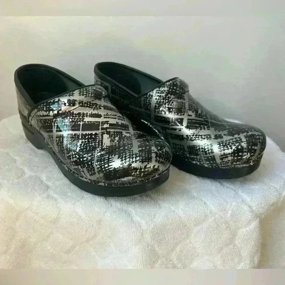 Dansko metallic glossy clogs size 37. Gentle pre-worn condition. Black/silver - Picture 1 of 11